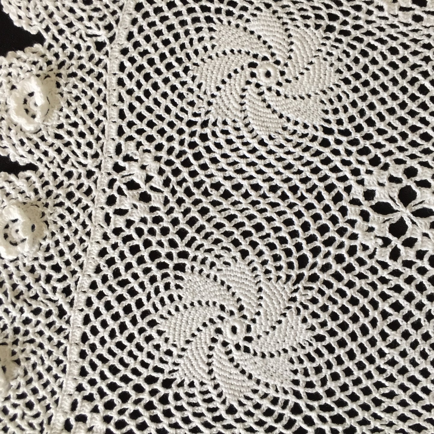 Vintage Crochet Lace Doily | Tray Cloth | Placemat | 3D roses & Pinwheels Pattern