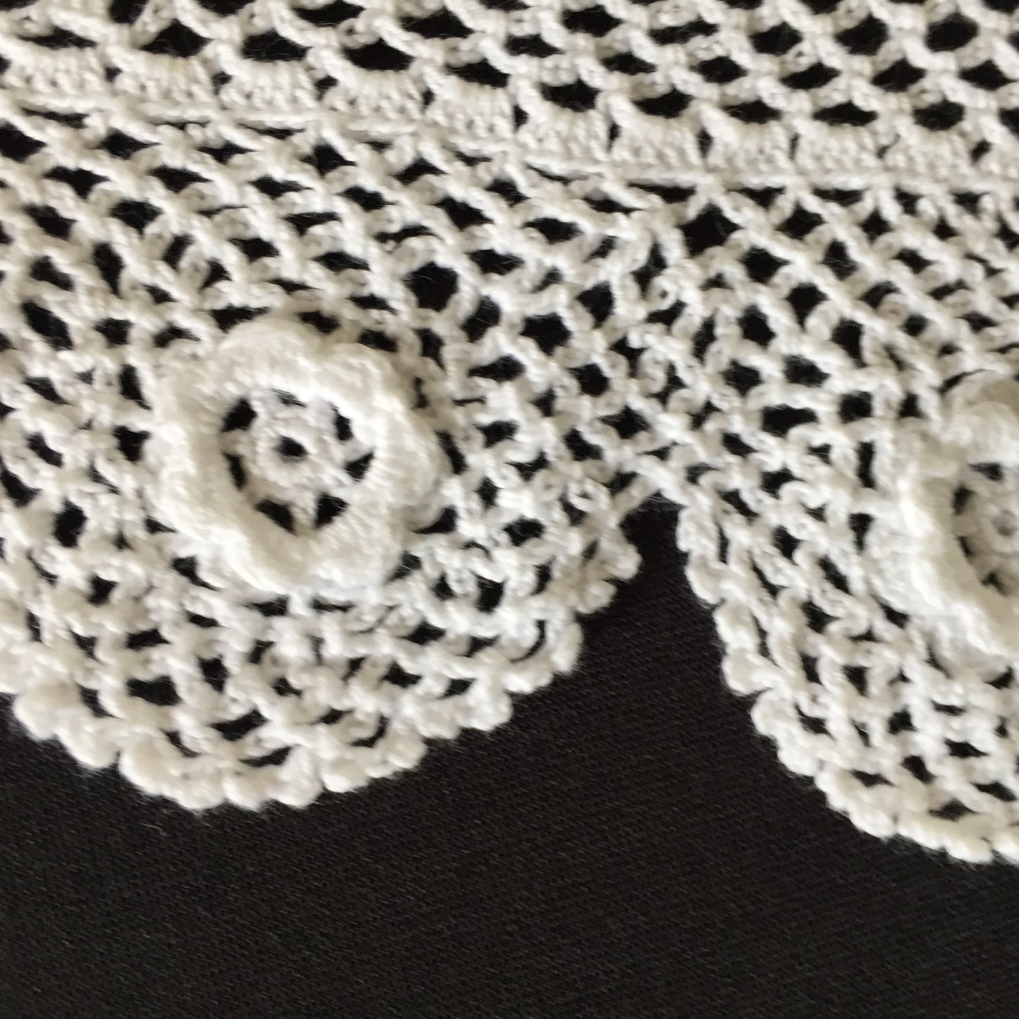 Vintage Crochet Lace Doily | Tray Cloth | Placemat | 3D roses & Pinwheels Pattern