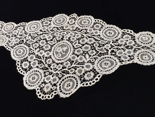 Victorian Antique Midland or Belgian Handmade Duchesse Bobbin Lace Lappet