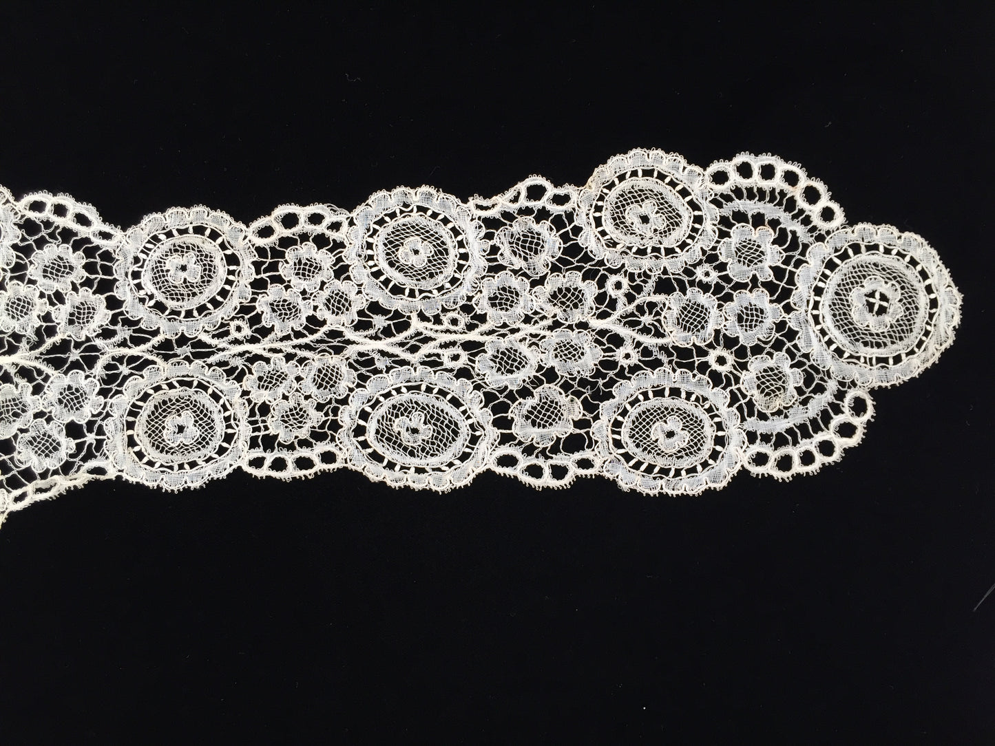 Victorian Antique Midland or Belgian Handmade Duchesse Bobbin Lace Lappet