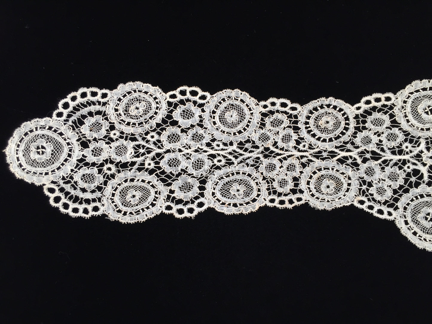 Victorian Antique Midland or Belgian Handmade Duchesse Bobbin Lace Lappet