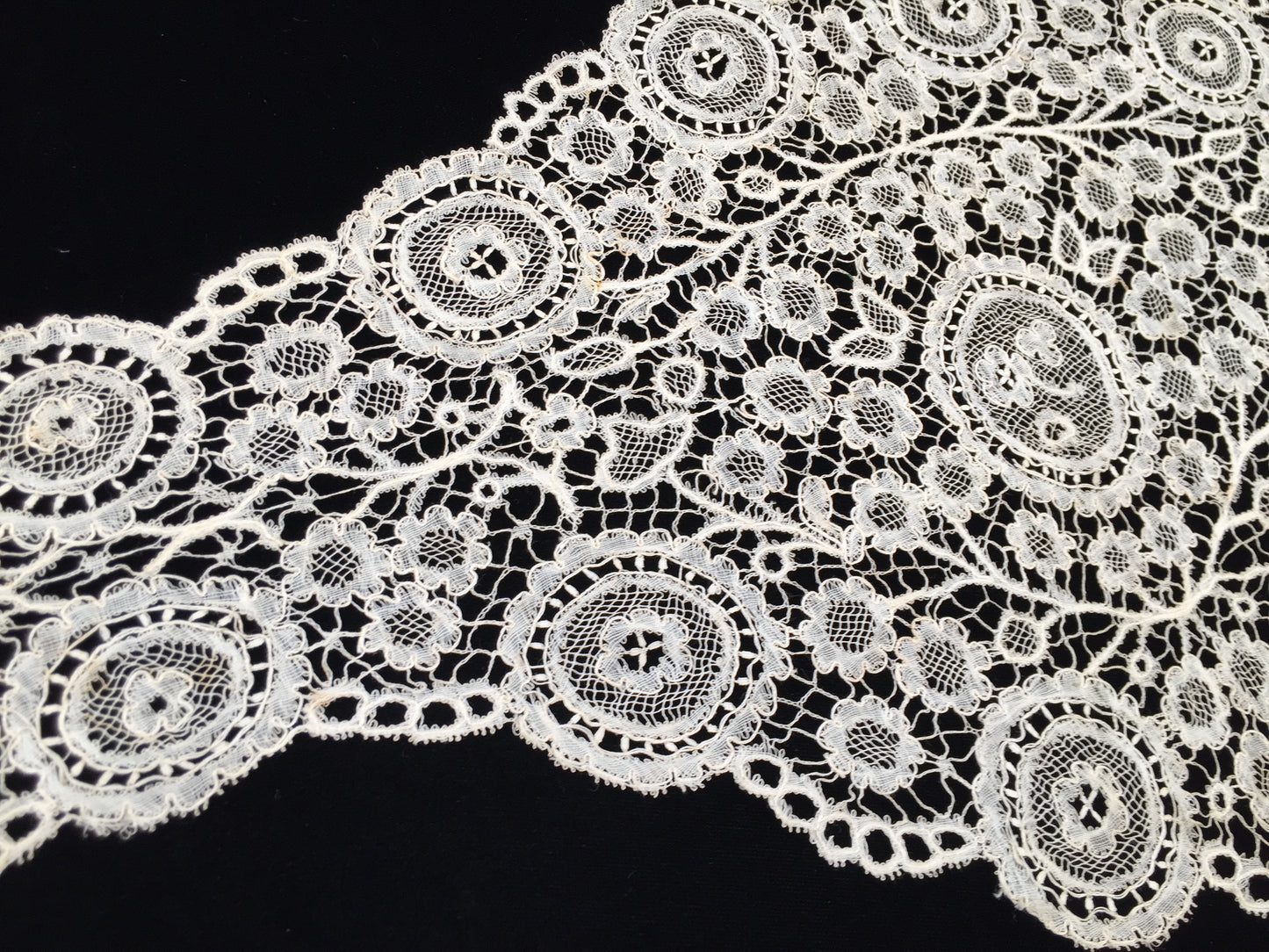 Victorian Antique Midland or Belgian Handmade Duchesse Bobbin Lace Lappet
