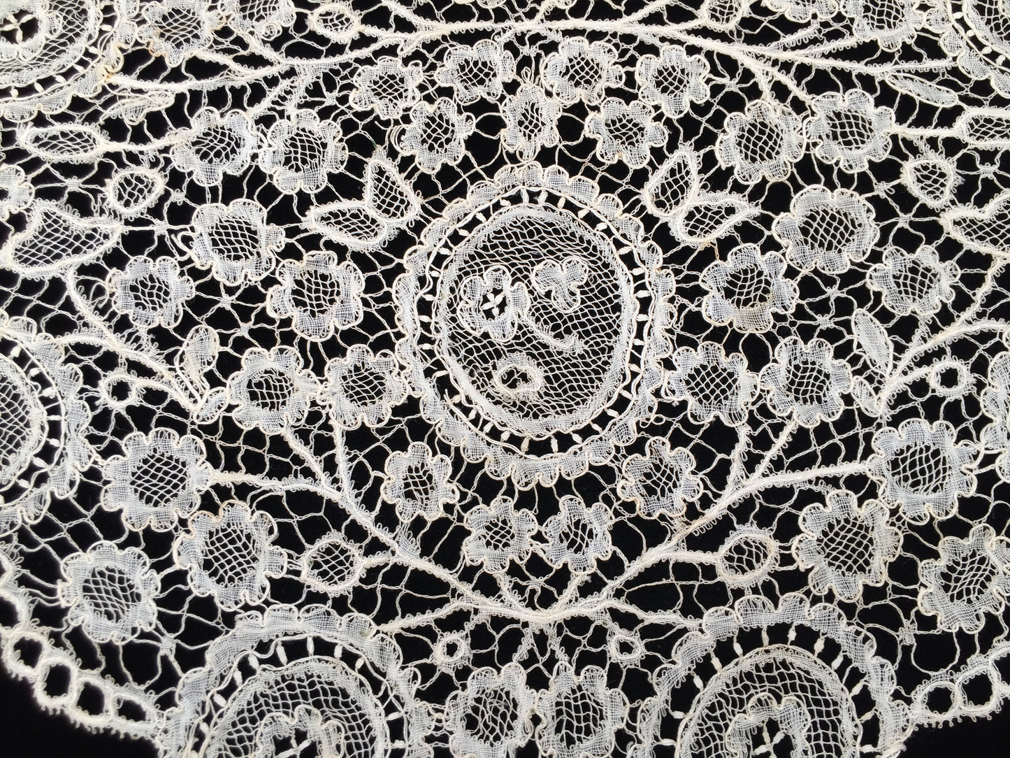 Victorian Antique Midland or Belgian Handmade Duchesse Bobbin Lace Lappet