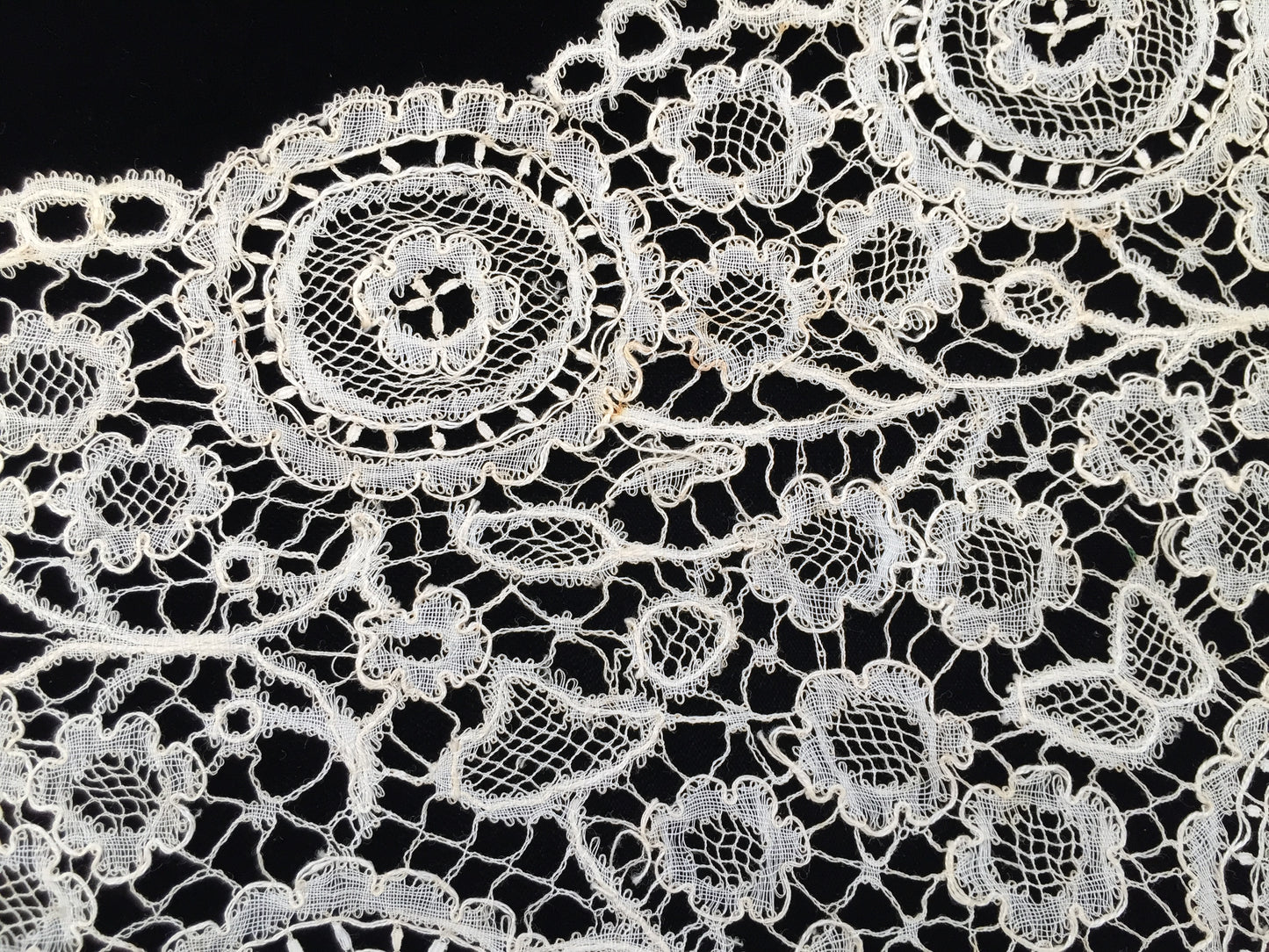 Victorian Antique Midland or Belgian Handmade Duchesse Bobbin Lace Lappet