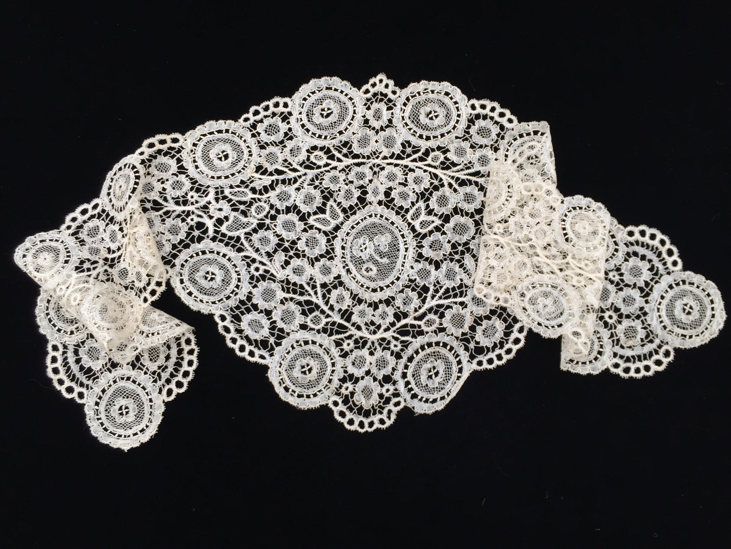 Victorian Antique Midland or Belgian Handmade Duchesse Bobbin Lace Lappet