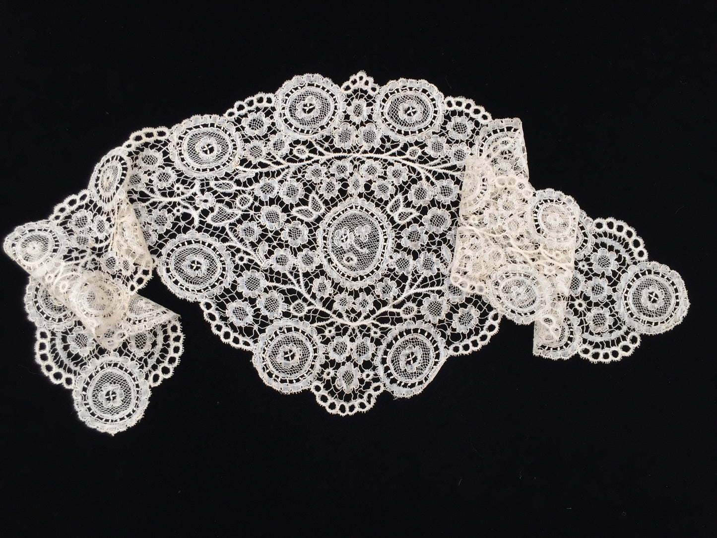 Victorian Antique Midland or Belgian Handmade Duchesse Bobbin Lace Lappet