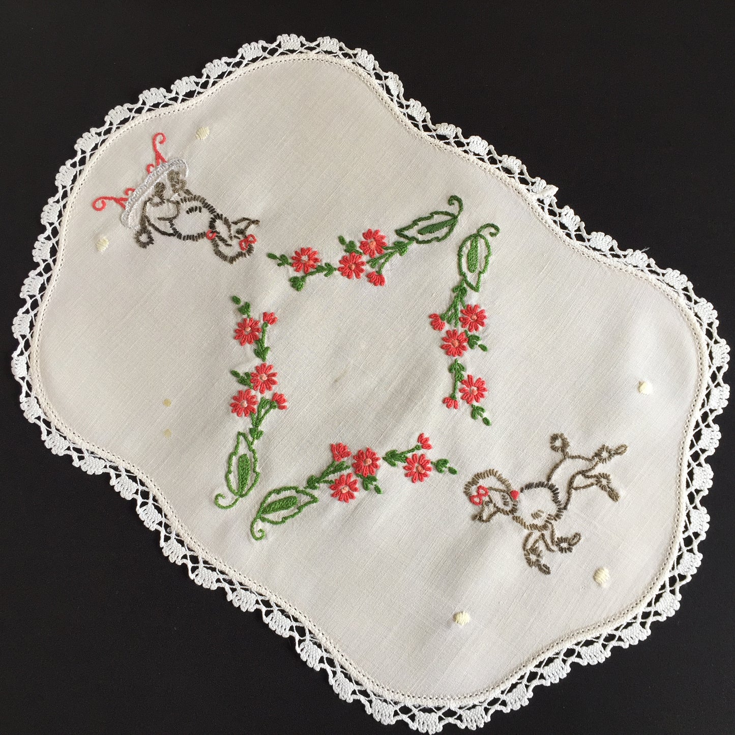 Australian Vintage Hand Embroidered Floral Table Centrepiece / Placemat Doily