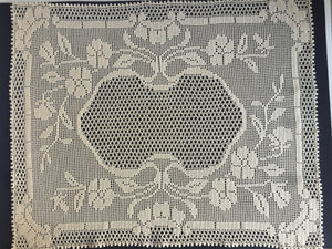 Mary Card Designed "RAMBLER ROSE" (1936) Large Vintage Crochet Lace Tray Cloth or Table Centre Mat