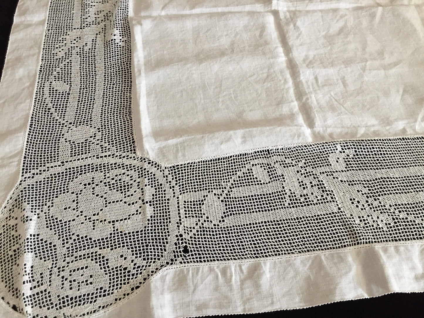 Mary Card Designed "ROSE and ROSEBUD" (1911/12) Small Vintage Filet Crochet Lace and Irish Linen Tablecloth