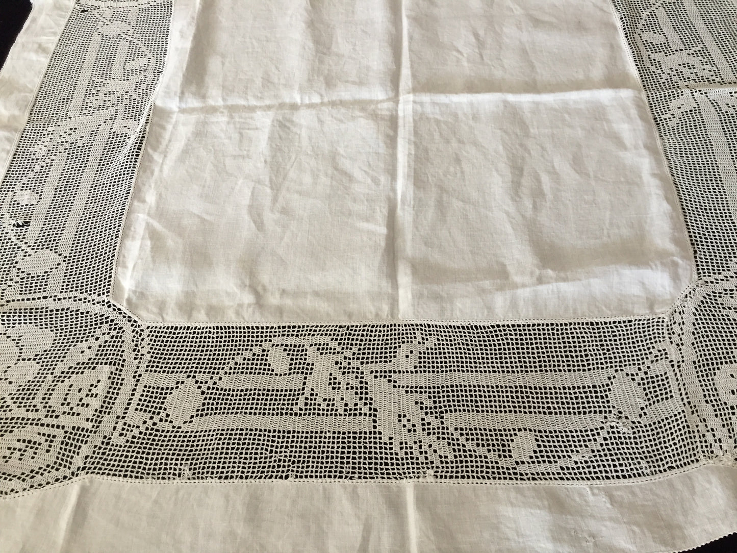 Mary Card Designed "ROSE and ROSEBUD" (1911/12) Small Vintage Filet Crochet Lace and Irish Linen Tablecloth