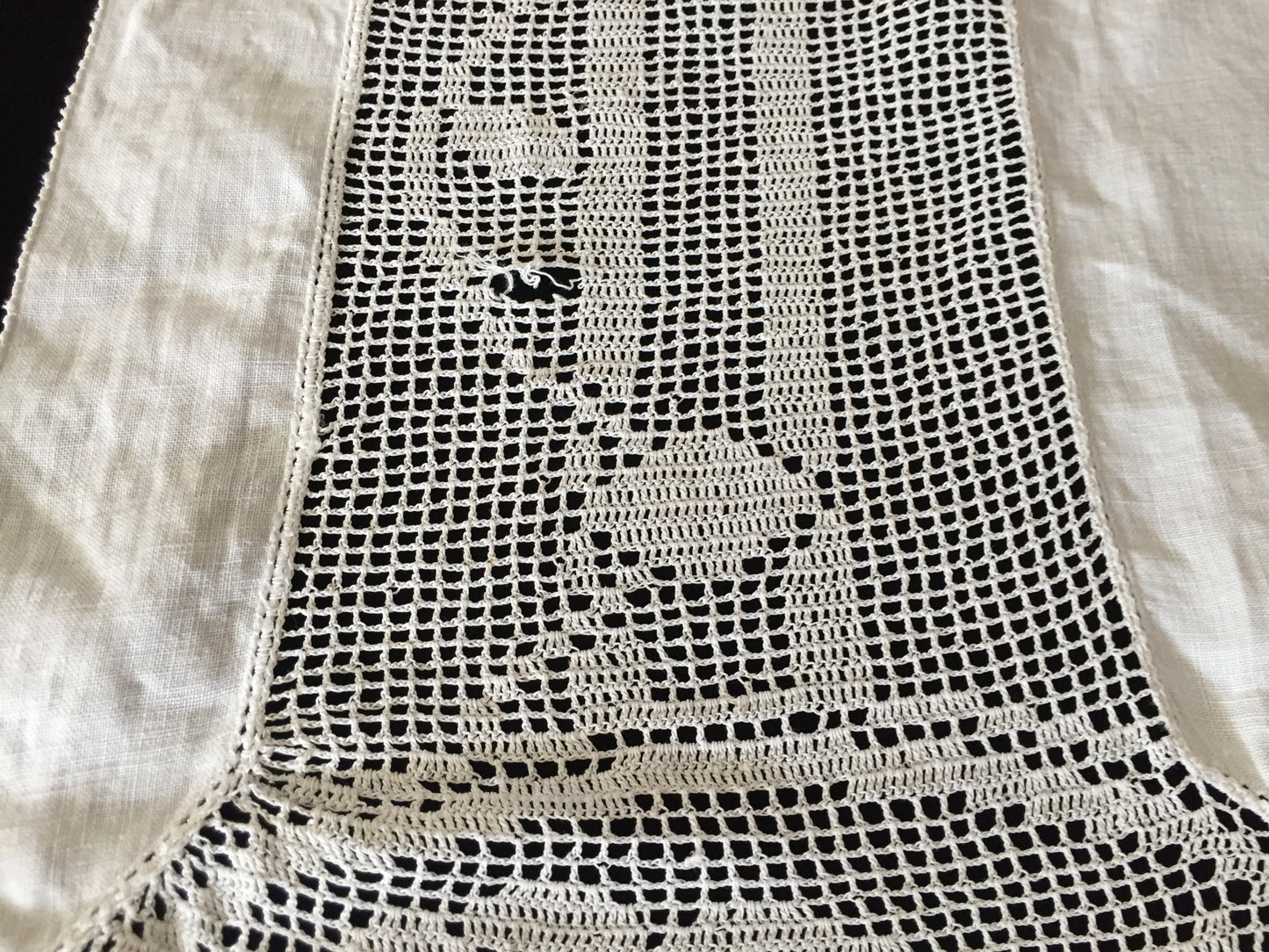 Mary Card Designed "ROSE and ROSEBUD" (1911/12) Small Vintage Filet Crochet Lace and Irish Linen Tablecloth