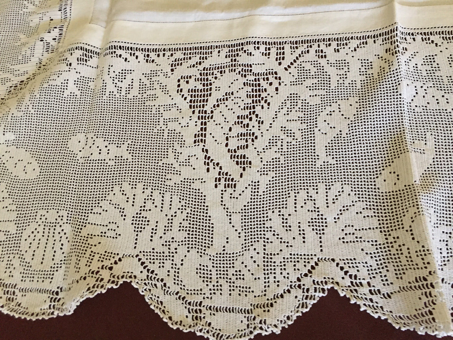 Mary Card "SEASIDE (AQUARIUM) CLOTH" Crochet Lace and Linen Vintage Tablecloth English Chart No 59