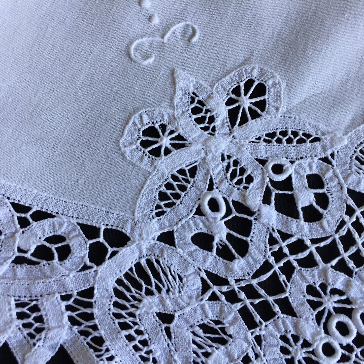 1980s Vintage Hand Embroidered White Cotton & Battenburg Lace Table Runner