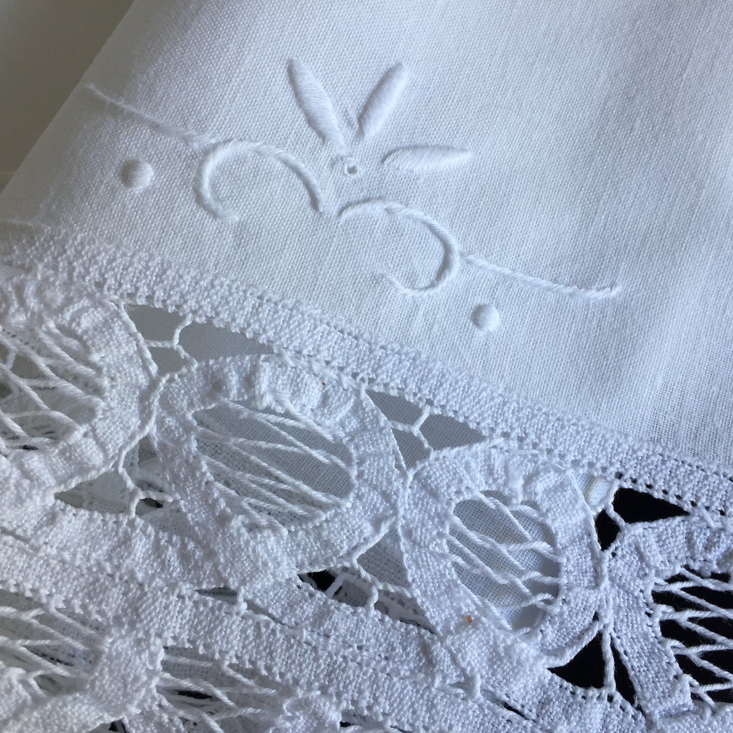 1980s Vintage Hand Embroidered White Cotton & Battenburg Lace Table Runner