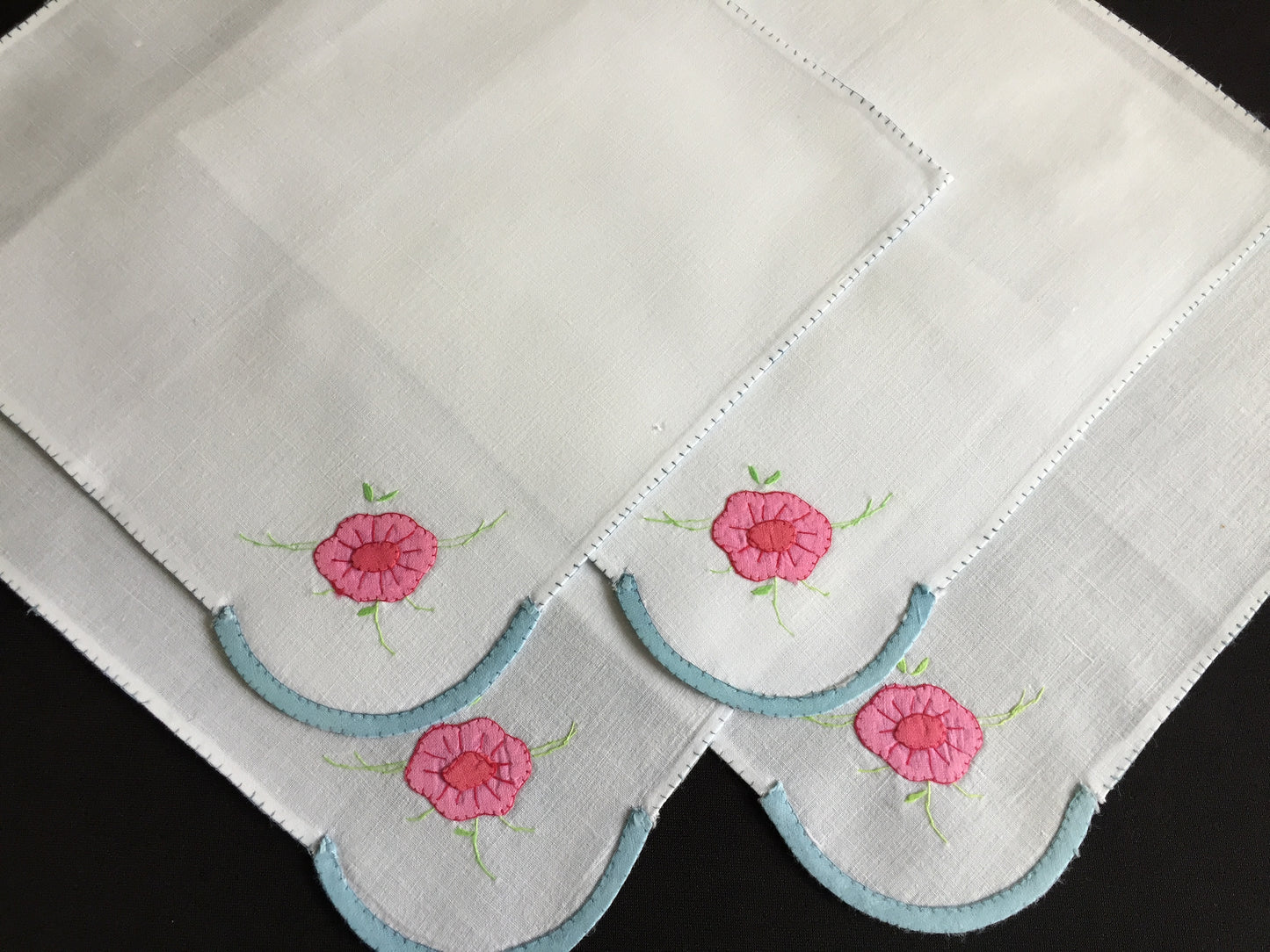 A Vintage Set of 4 Applique Embroidered Cloth Napkins in Pink, Blue and White