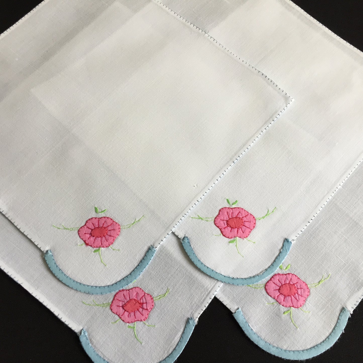 A Vintage Set of 4 Applique Embroidered Cloth Napkins in Pink, Blue and White