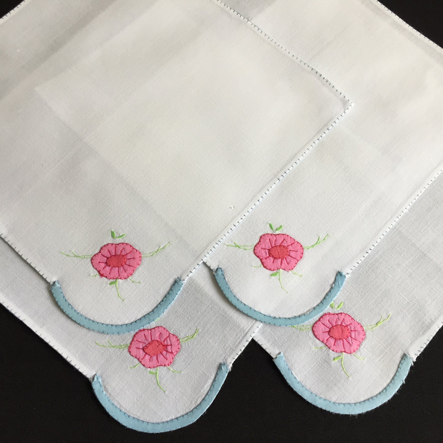 A Vintage Set of 4 Applique Embroidered Cloth Napkins in Pink, Blue and White