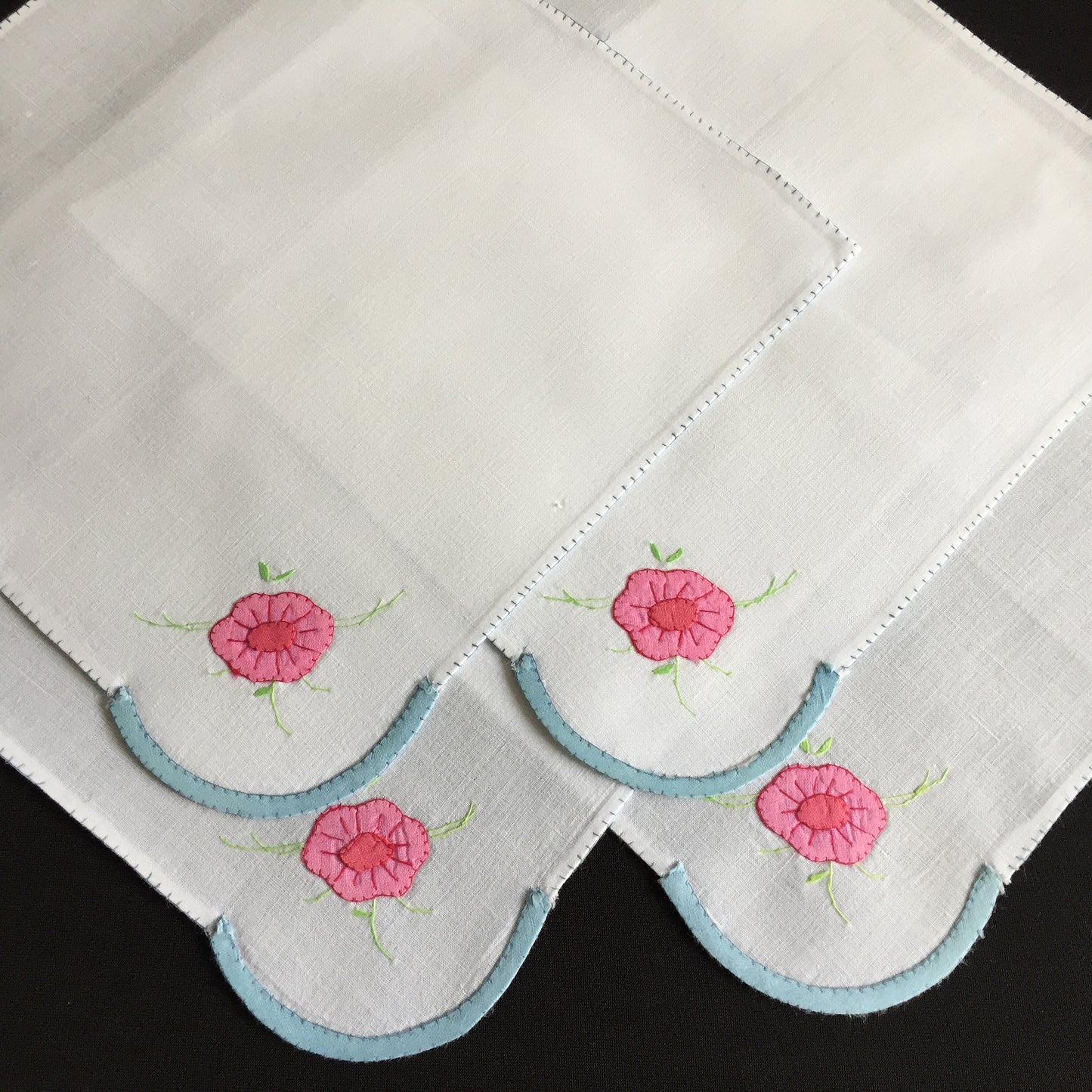 A Vintage Set of 4 Applique Embroidered Cloth Napkins in Pink, Blue and White