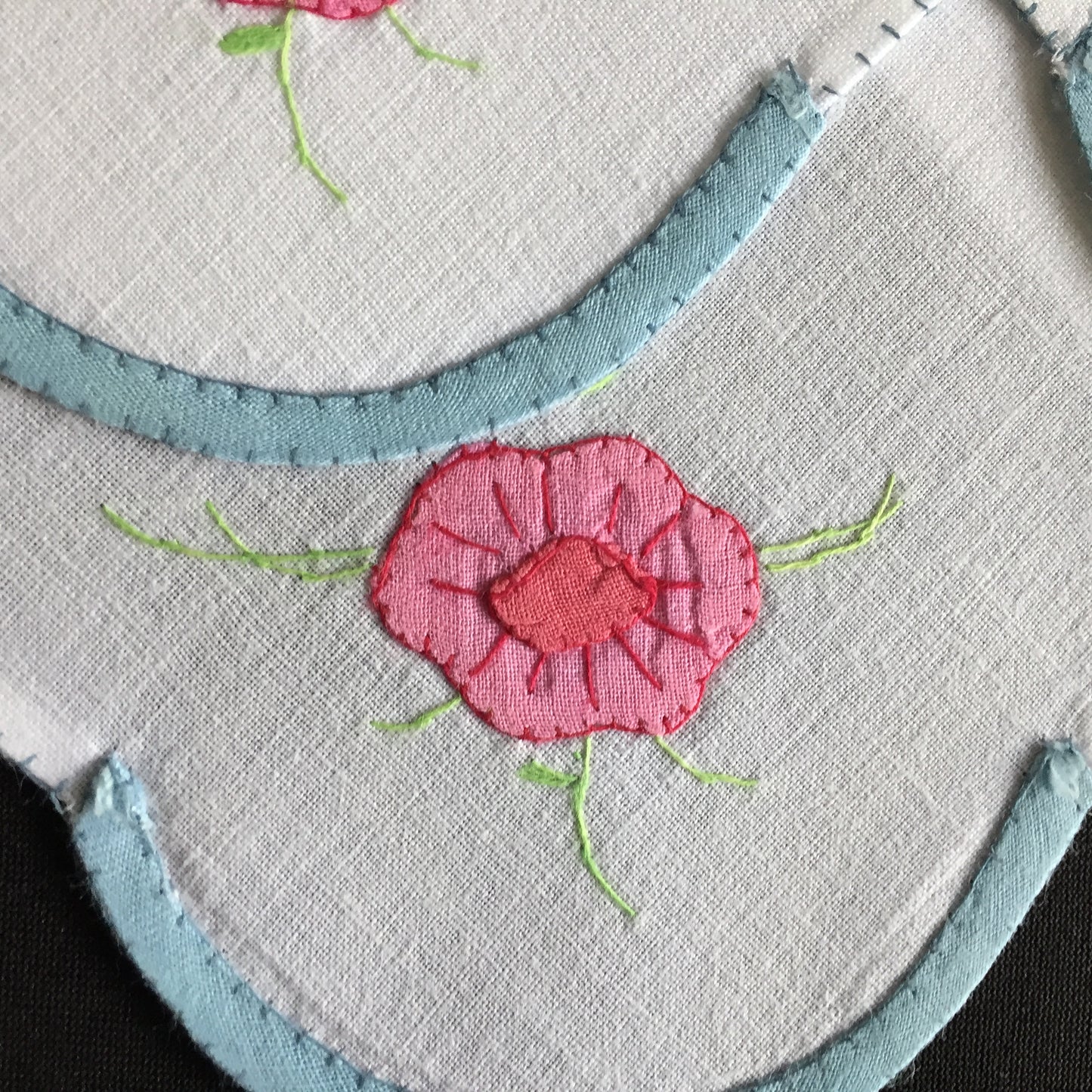 A Vintage Set of 4 Applique Embroidered Cloth Napkins in Pink, Blue and White