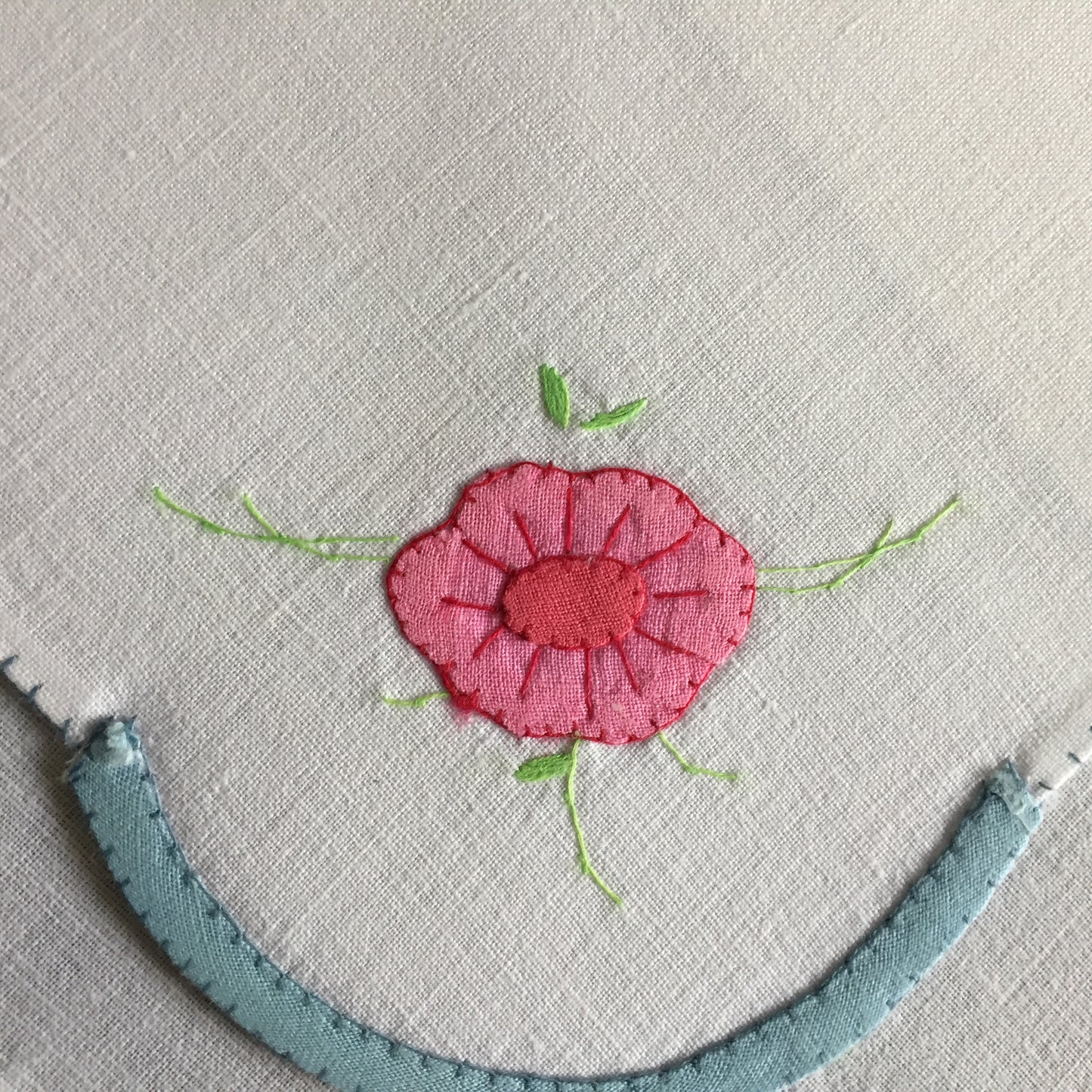 A Vintage Set of 4 Applique Embroidered Cloth Napkins in Pink, Blue and White