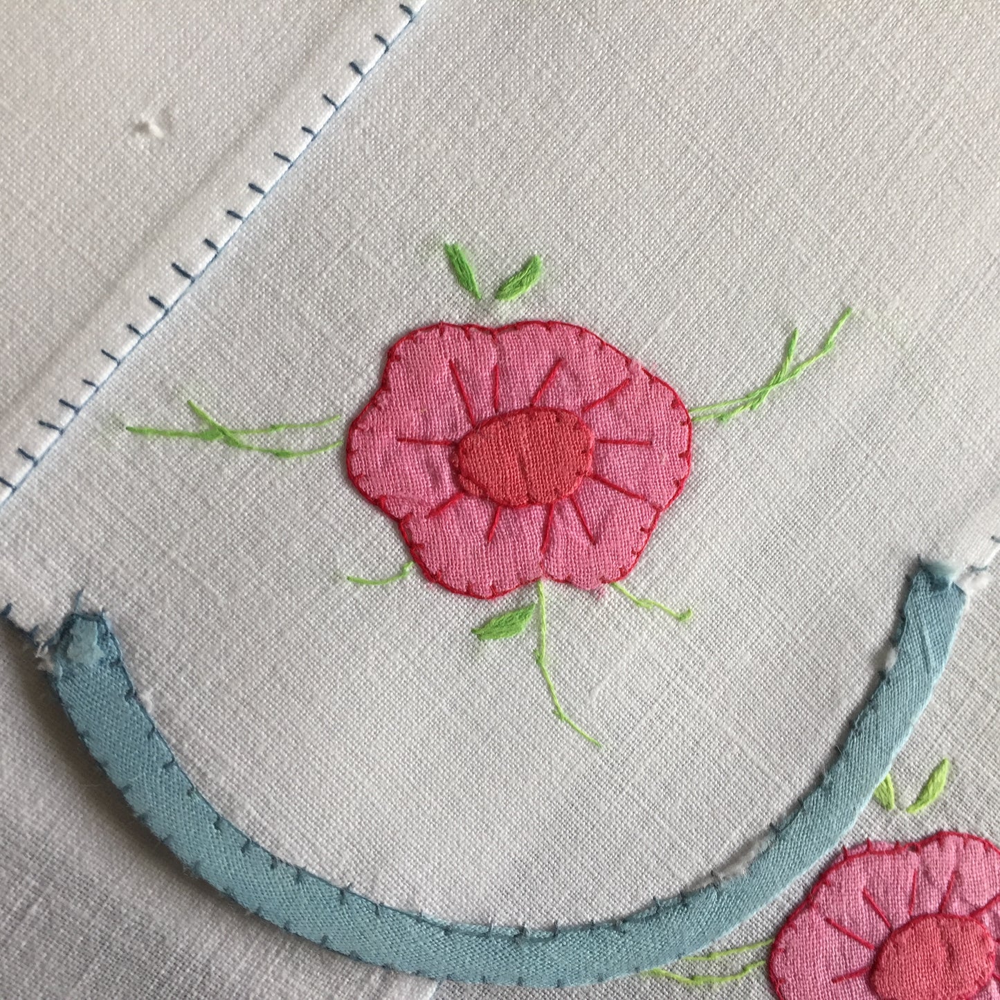 A Vintage Set of 4 Applique Embroidered Cloth Napkins in Pink, Blue and White