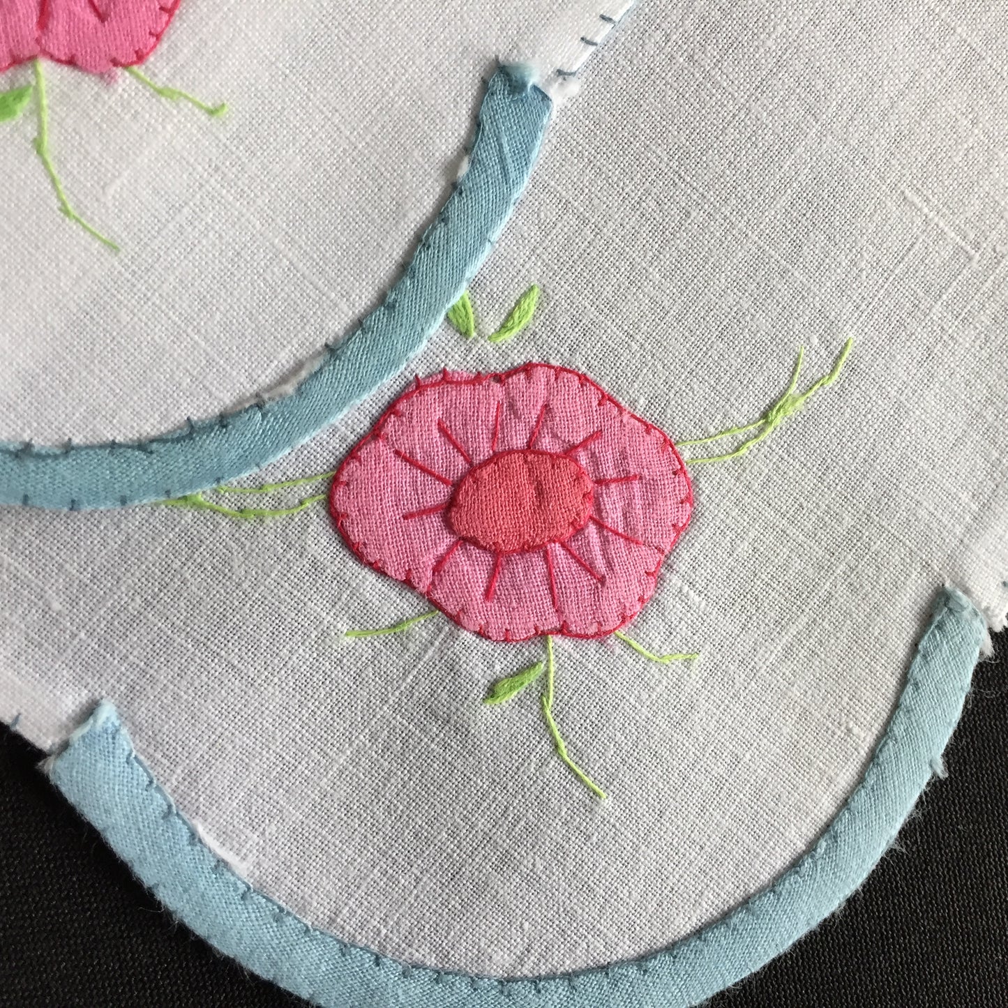 A Vintage Set of 4 Applique Embroidered Cloth Napkins in Pink, Blue and White