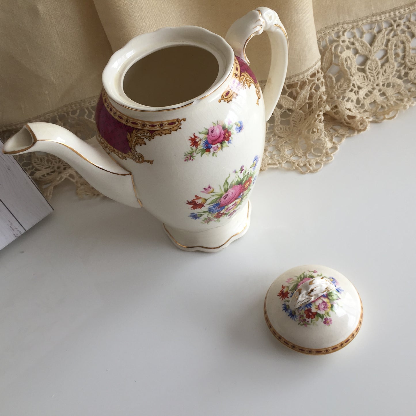 Wedgwood "VINCENT" Pattern Vintage Porcelain Teapot with Lid Made in England