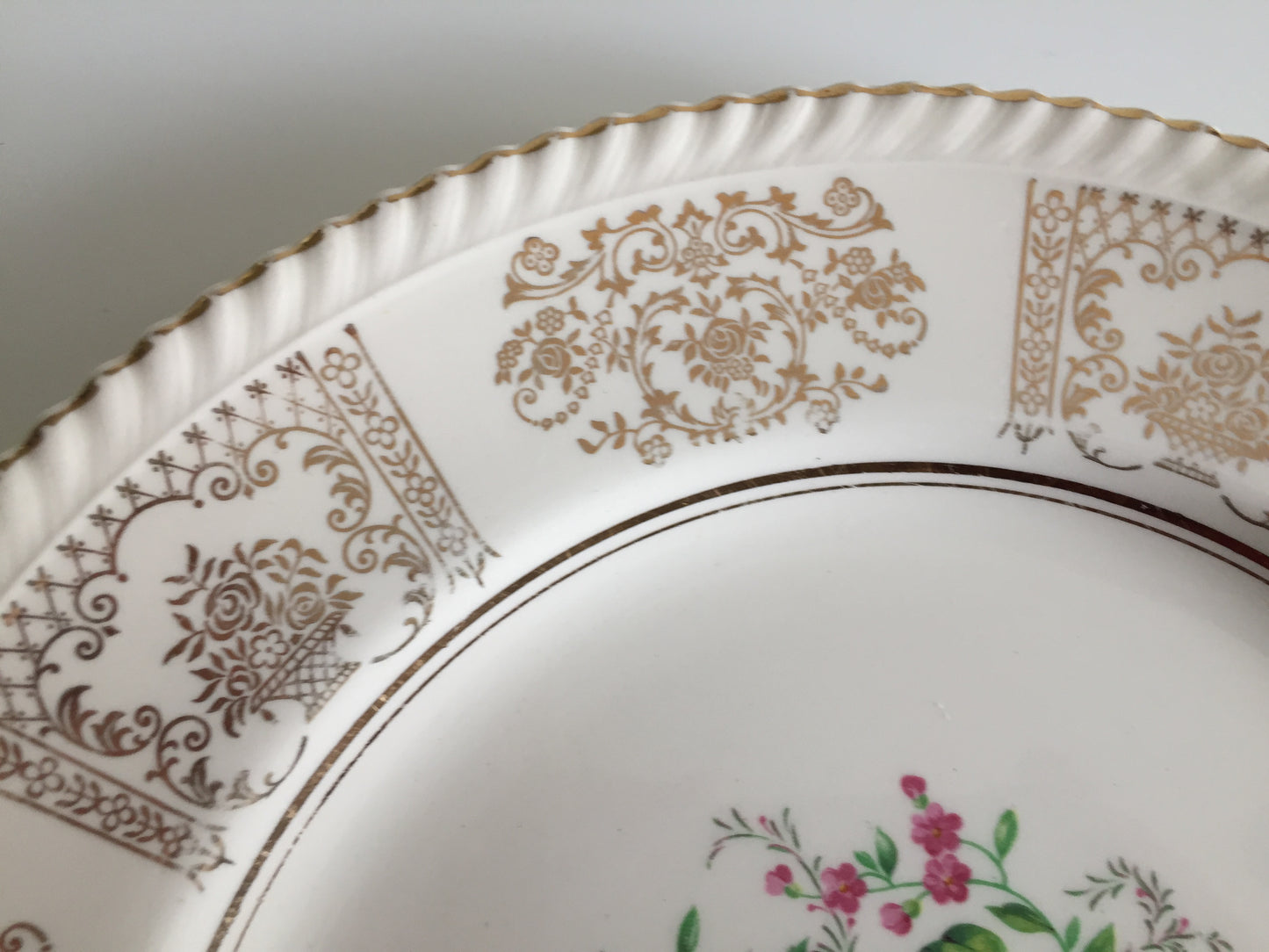Johnson Brothers Old English Dinner Plate Flower Bouquet Gold Filigree
