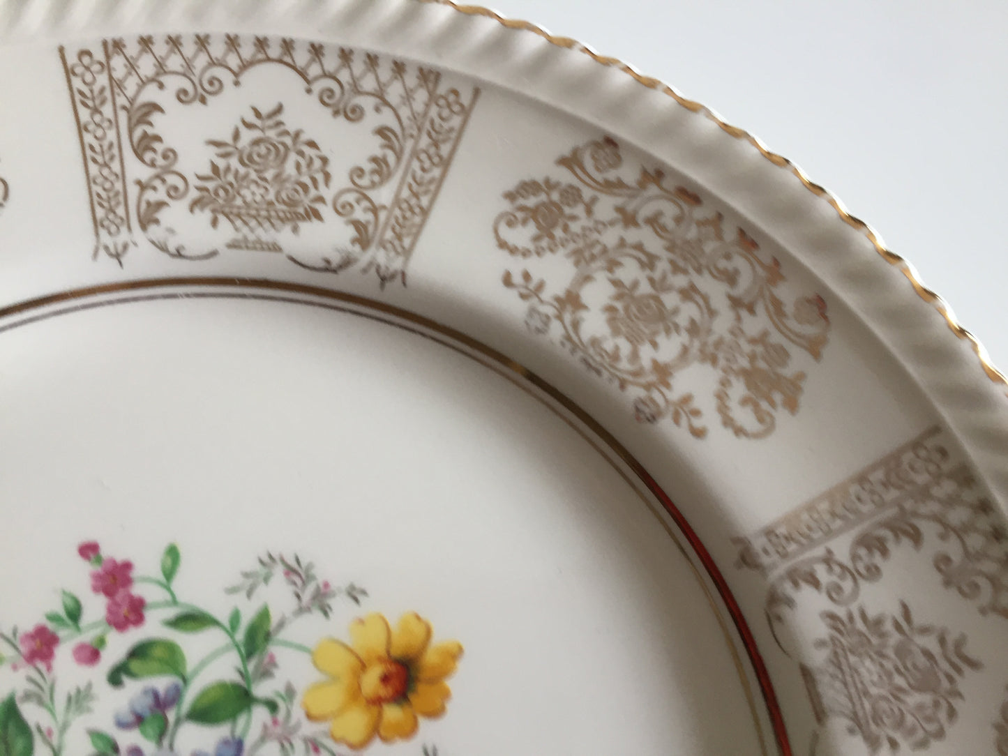 Johnson Brothers Old English Dinner Plate Flower Bouquet Gold Filigree