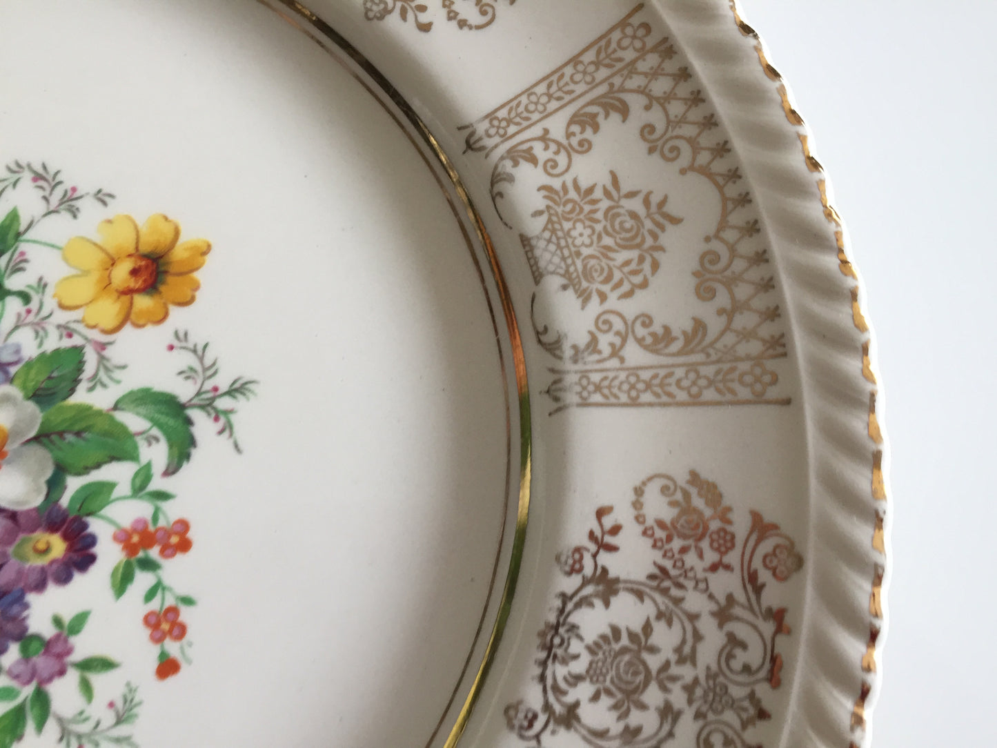 Johnson Brothers Old English Dinner Plate Flower Bouquet Gold Filigree