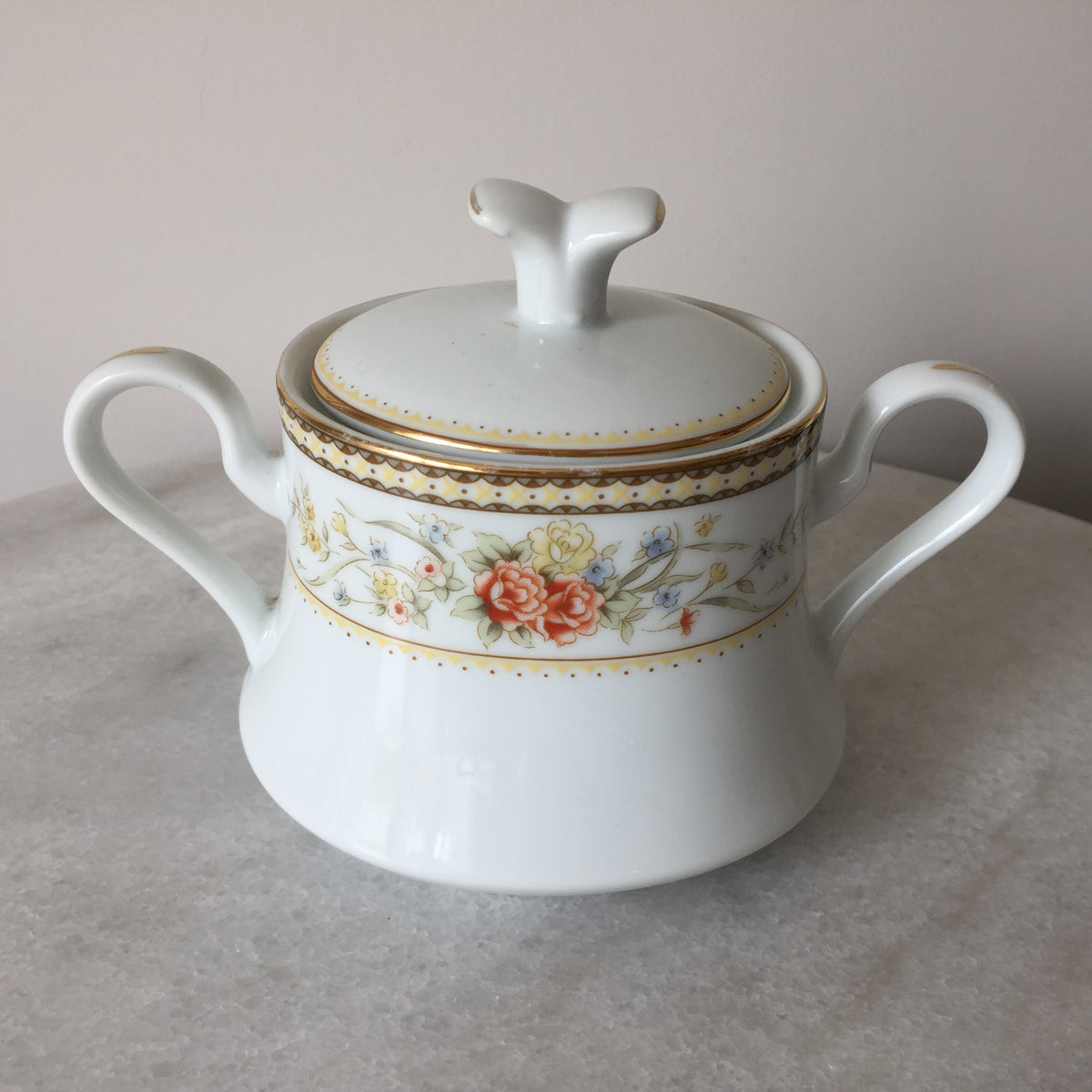 Mikasa Lidded Sugar Bowl Windsor L9036 Pattern, Made in Japan