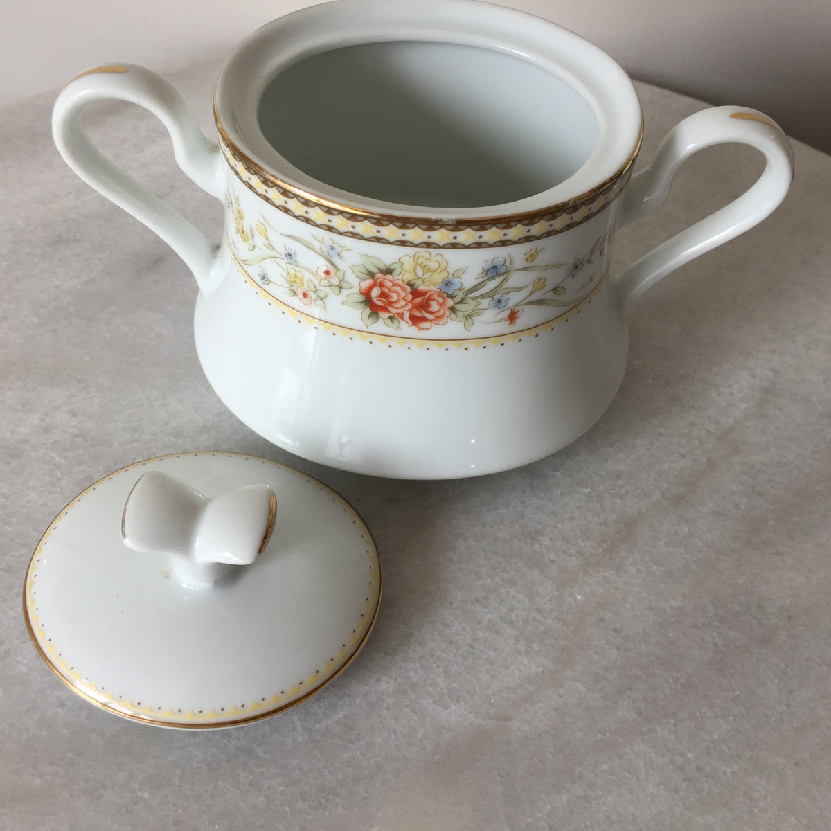 Mikasa Lidded Sugar Bowl Windsor L9036 Pattern, Made in Japan