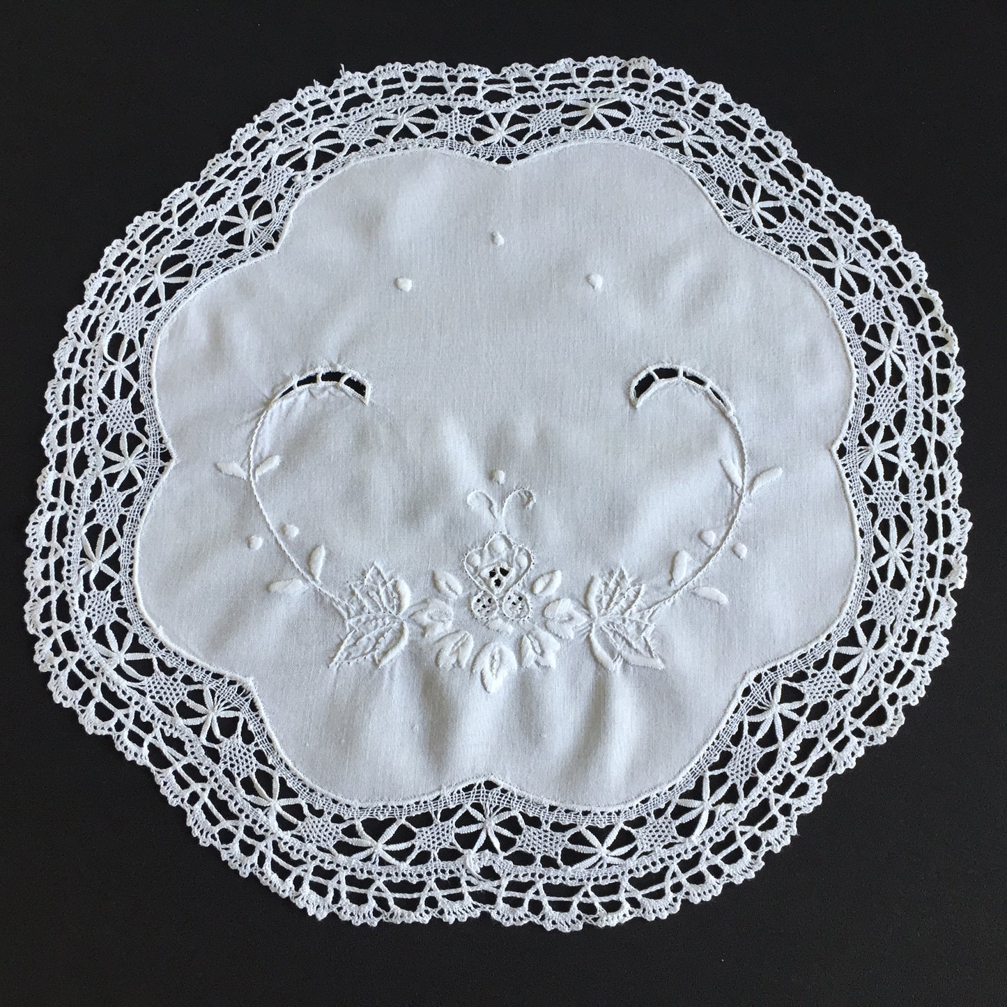 Hand Embroidered Madeira Cutwork Table Centre Mat with Bobbin Lace Edging 15"