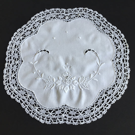 Hand Embroidered Madeira Cutwork Table Centre Mat with Bobbin Lace Edging 15"