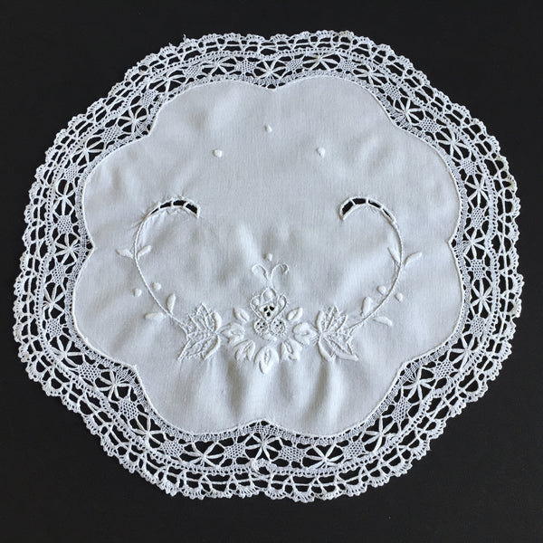 Hand Embroidered Madeira Cutwork Table Centre Mat with Bobbin Lace Edging 15"