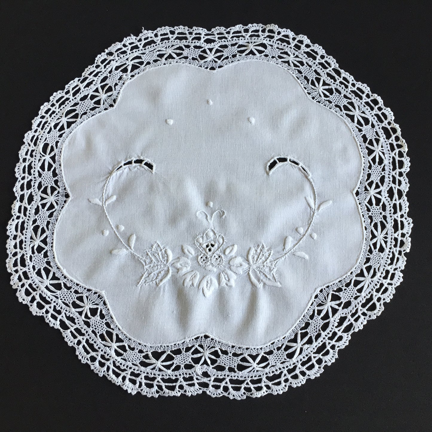Hand Embroidered Madeira Cutwork Table Centre Mat with Bobbin Lace Edging 15"