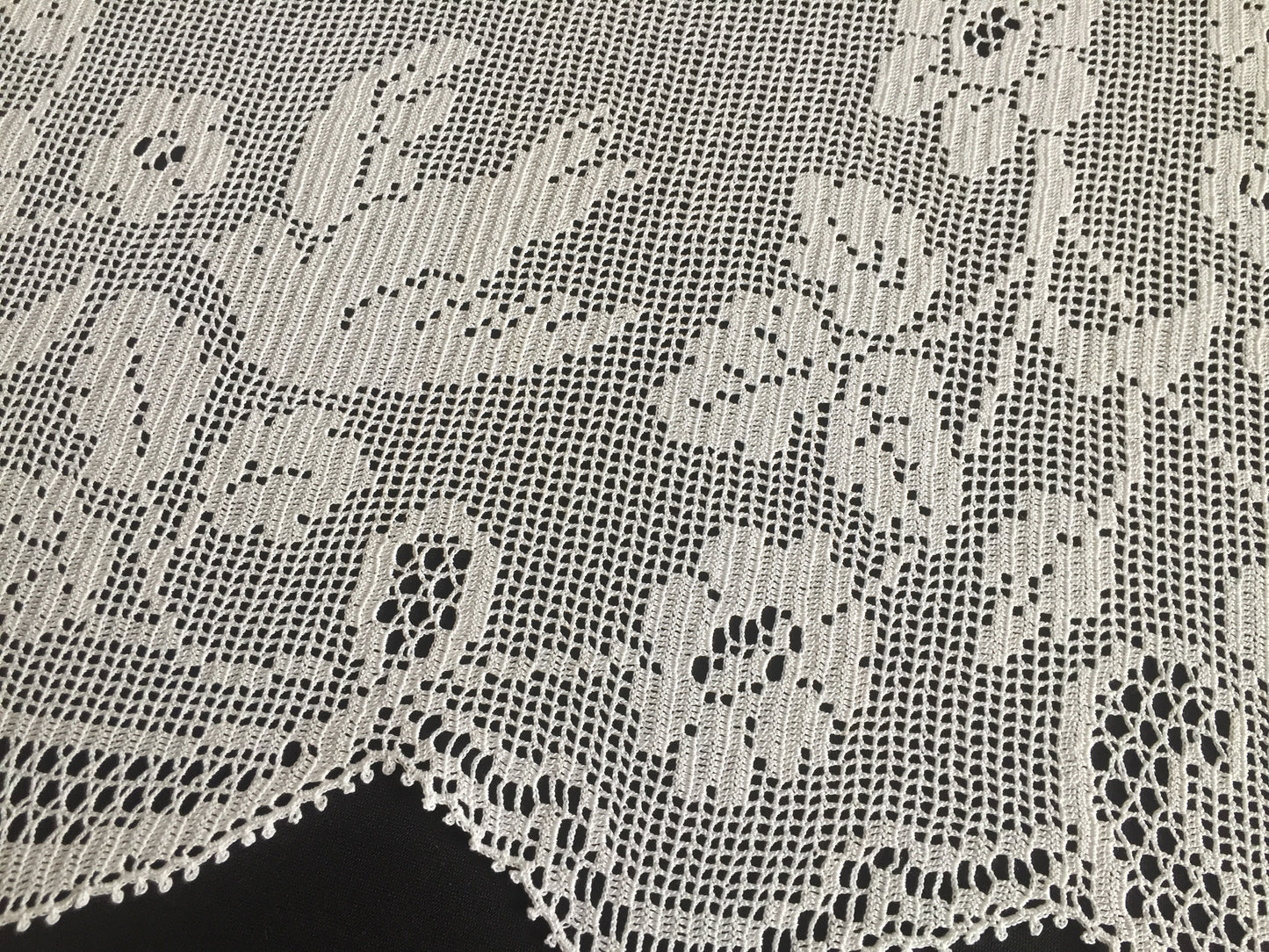 Mary Card Designed "WILD ROSE & PIGEON" (1936) Large Collectible Vintage Crochet Lace Tray Cloth or Table Centre Mat