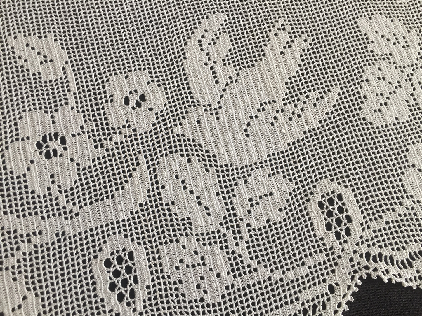 Mary Card Designed "WILD ROSE & PIGEON" (1936) Large Collectible Vintage Crochet Lace Tray Cloth or Table Centre Mat