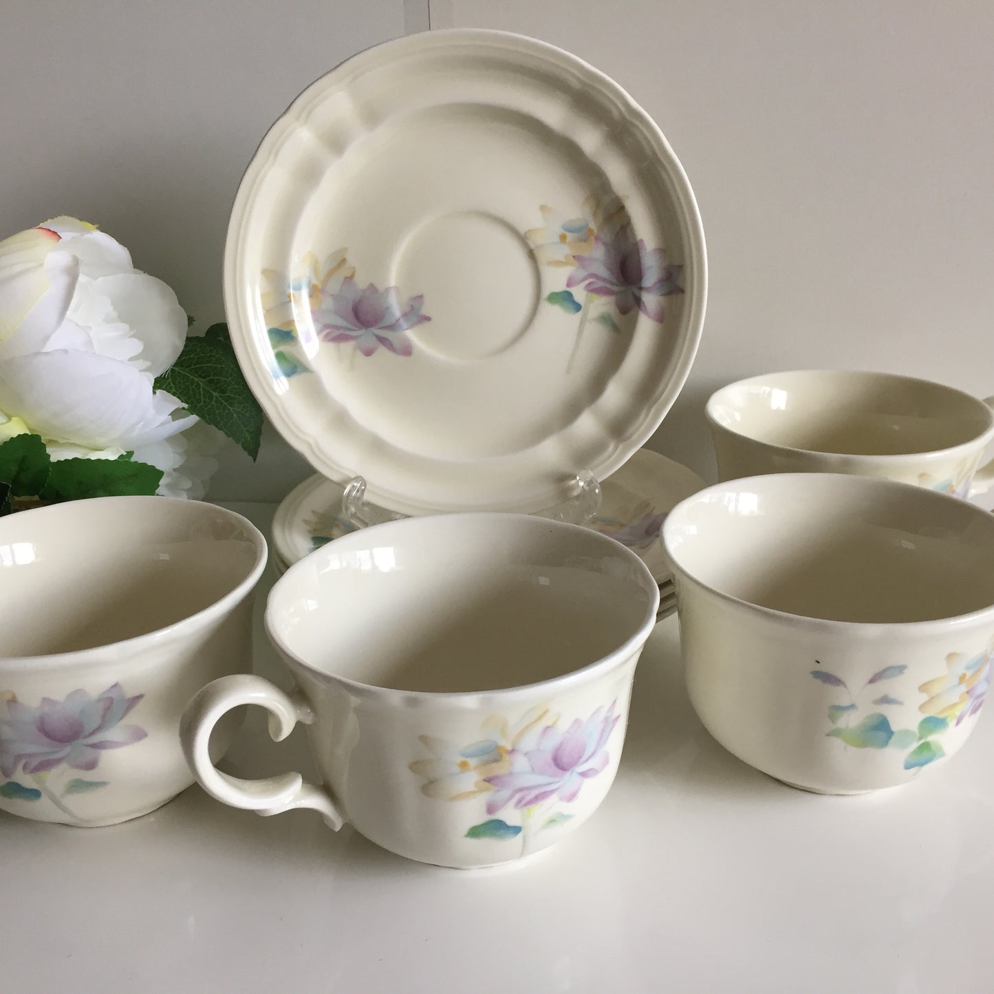 A Set of 4 Vintage Tea Cups & 5 Saucers by PONTESA Spain