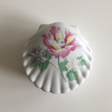 Load image into Gallery viewer, Japanese Vintage Bone China Clam Shell Shaped Floral Ring Box