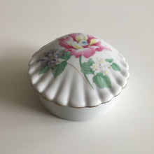 Load image into Gallery viewer, Japanese Vintage Bone China Clam Shell Shaped Floral Ring Box