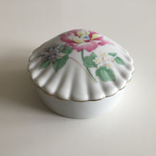 Load image into Gallery viewer, Japanese Vintage Bone China Clam Shell Shaped Floral Ring Box