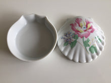 Load image into Gallery viewer, Japanese Vintage Bone China Clam Shell Shaped Floral Ring Box