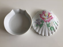 Load image into Gallery viewer, Japanese Vintage Bone China Clam Shell Shaped Floral Ring Box