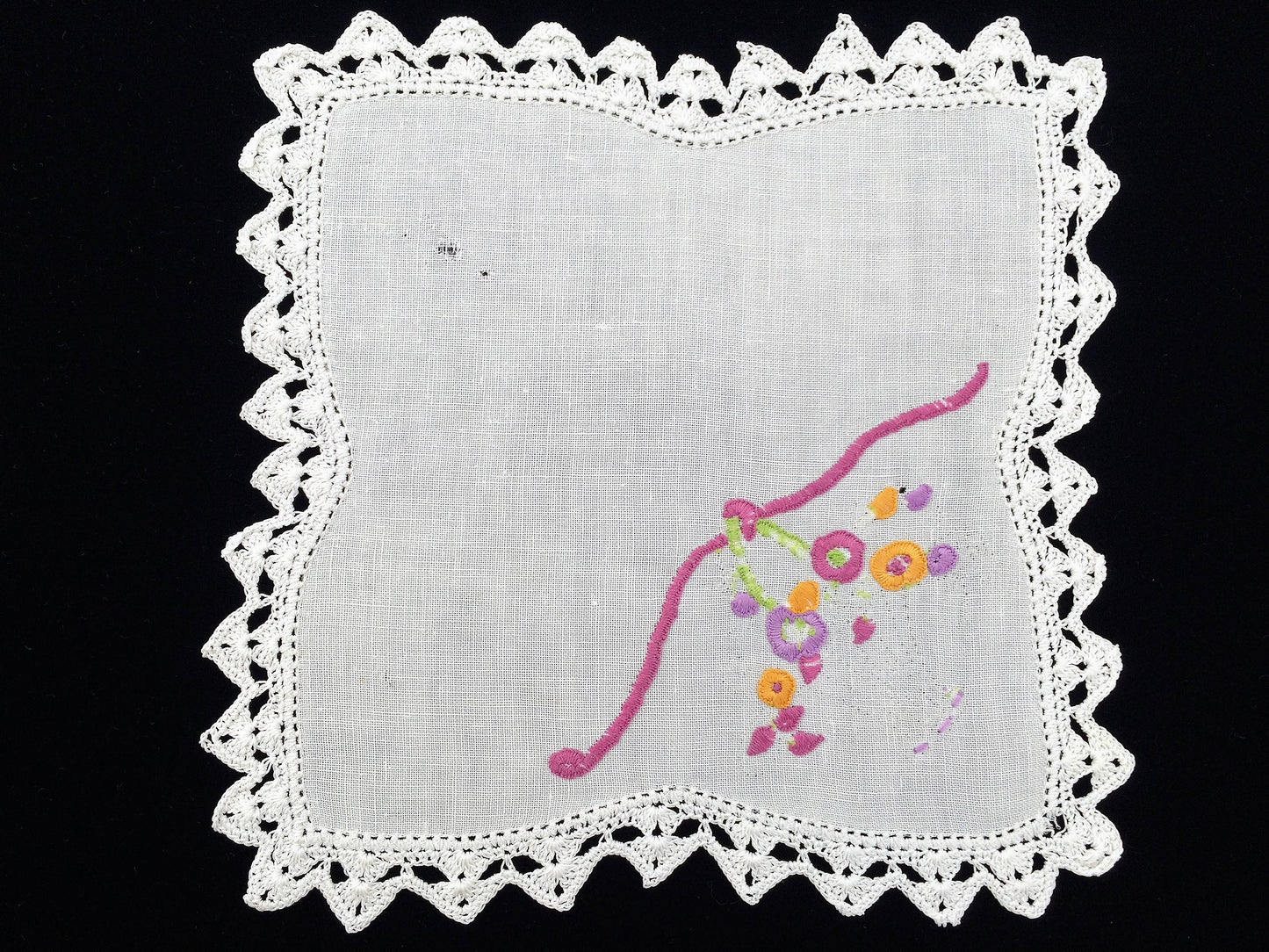 Vintage Embroidered White Linen Flower Basket Design Doily with Crochet Lace Edging