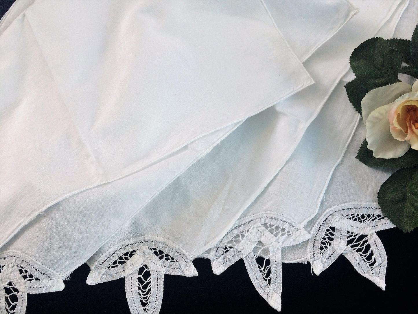 A Set of 4 Vintage White Cotton Linen and Battenburg Lace Party Napkins