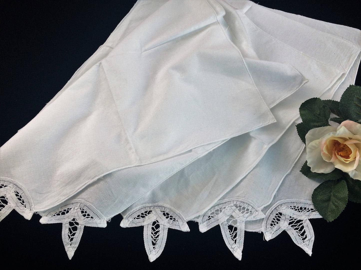 A Set of 4 Vintage White Cotton Linen and Battenburg Lace Party Napkins