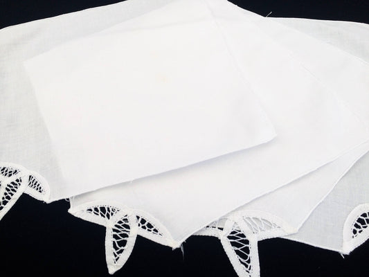A Set of 4 Vintage White Cotton Linen and Battenburg Lace Party Napkins