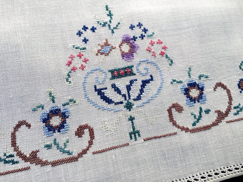 Art Deco Vintage Embroidered White Linen Tea/Guest Towel with Cross Stitch Flower Urn Motif