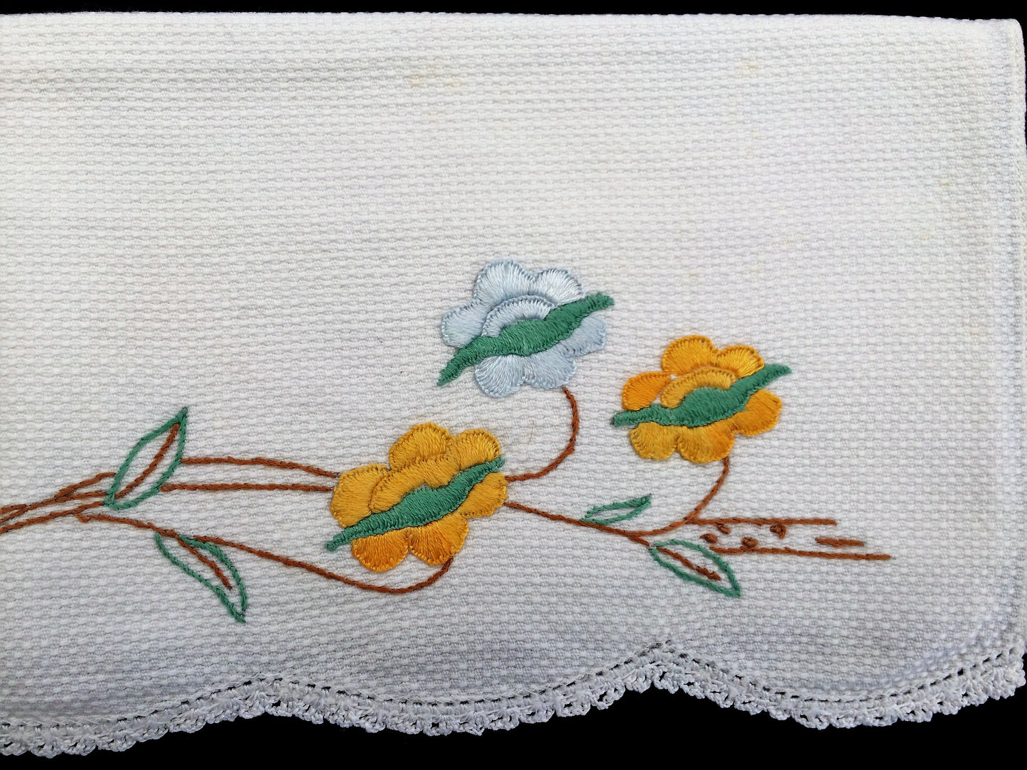 Vintage 1940s Embroidered White Waffle Linen Tea or Guest Towel with Crocheted Scalloped Edge